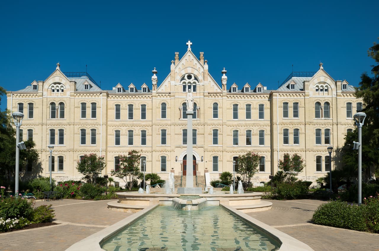 <b>Número</b> 
<b>5: </b>St. Mary's University of San Antonio, Texas
<br>
<br>
<b>Cantidad total de estudiantes de pregrado: </b>2,314
<br>
<br>
<b>Porcentaje que son hispanos</b>: 69.1%
<br>
<br>
<b>Ranking en la categoría de universidades regionales del oeste (West): </b> 22
<br>
<br>
<b>Precio matrícula: </b>$28,200
<br>
<br>St. Mary's es una institución privada en San Antonio, Texas, donde 72% de los estudiantes de pregrado reciben algún tipo de ayuda financiera basada en la necesidad del estudiante. El promedio de las becas otorgadas es de $18,360.
<br>