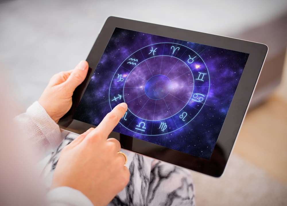 Así que ya sabes, la próxima vez que leas tu noticiero astrológico en tu horóscopo diario y veas los tránsitos planetarios entenderás mejor los fundamentos de una predicción.