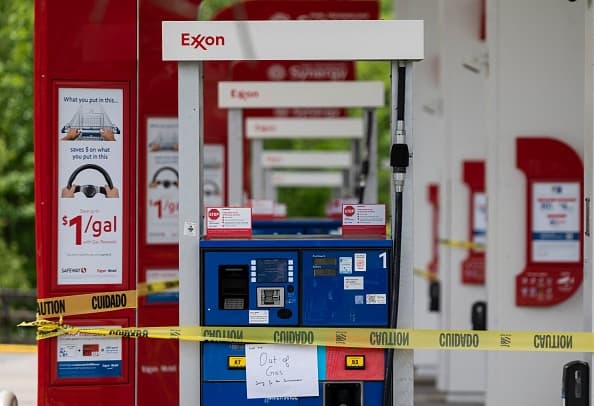Expertos también han señalado que la preocupación por la falta de combustible ha disparado las compras nerviosas y obligado a autoridades como la Comisión de Seguridad de Productos del Consumidor (CPSC, en inglés) a emitir advertencias sobre el uso de recipientes "no aprobados para combustible".
<br>
<br>En la imagen se observa una gasolinera fuera de servicio y con cintas de precaución en las bombas de gasolina para que los automovilistas sepan que las bombas están vacías en una gasolinera Exxon en Woodbridge, Virginia.
<br>
<br>