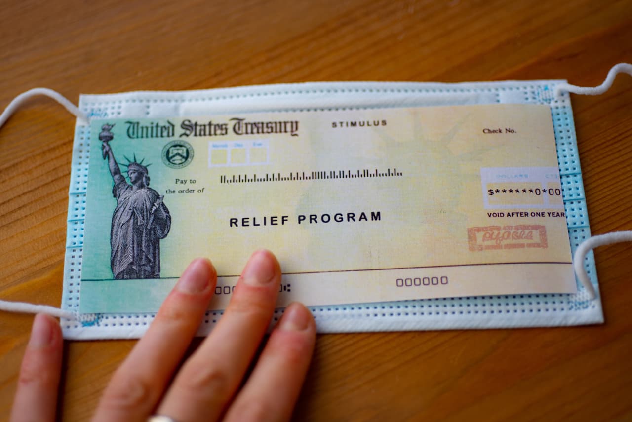 <b>Una medida especial por la pandemia da más alivio con el crédito EITC |</b> En esta temporada de impuestos, es importante que las personas tengan en cuenta una medida especial por la pandemia del coronavirus que puede permitirles obtener un crédito por su trabajo mayor al de años previos.
<br>
<br>Esto se debe a que el más paquete de ayudas por el virus 
<i>COVID-related Tax Relief Act of 2020 </i>aprobado en diciembre autorizó que los contribuyentes usen sus ingresos del 2019 para calcular su crédito tributario por trabajo si esos ingresos fueron superiores a los del 2020.
<br>
<br>Esto porque si, por ejemplo, perdiste tu trabajo en 2020 los beneficios por desempleo no son considerados un ingreso por trabajo y ello puede afectar tu elegibilidad al crédito.