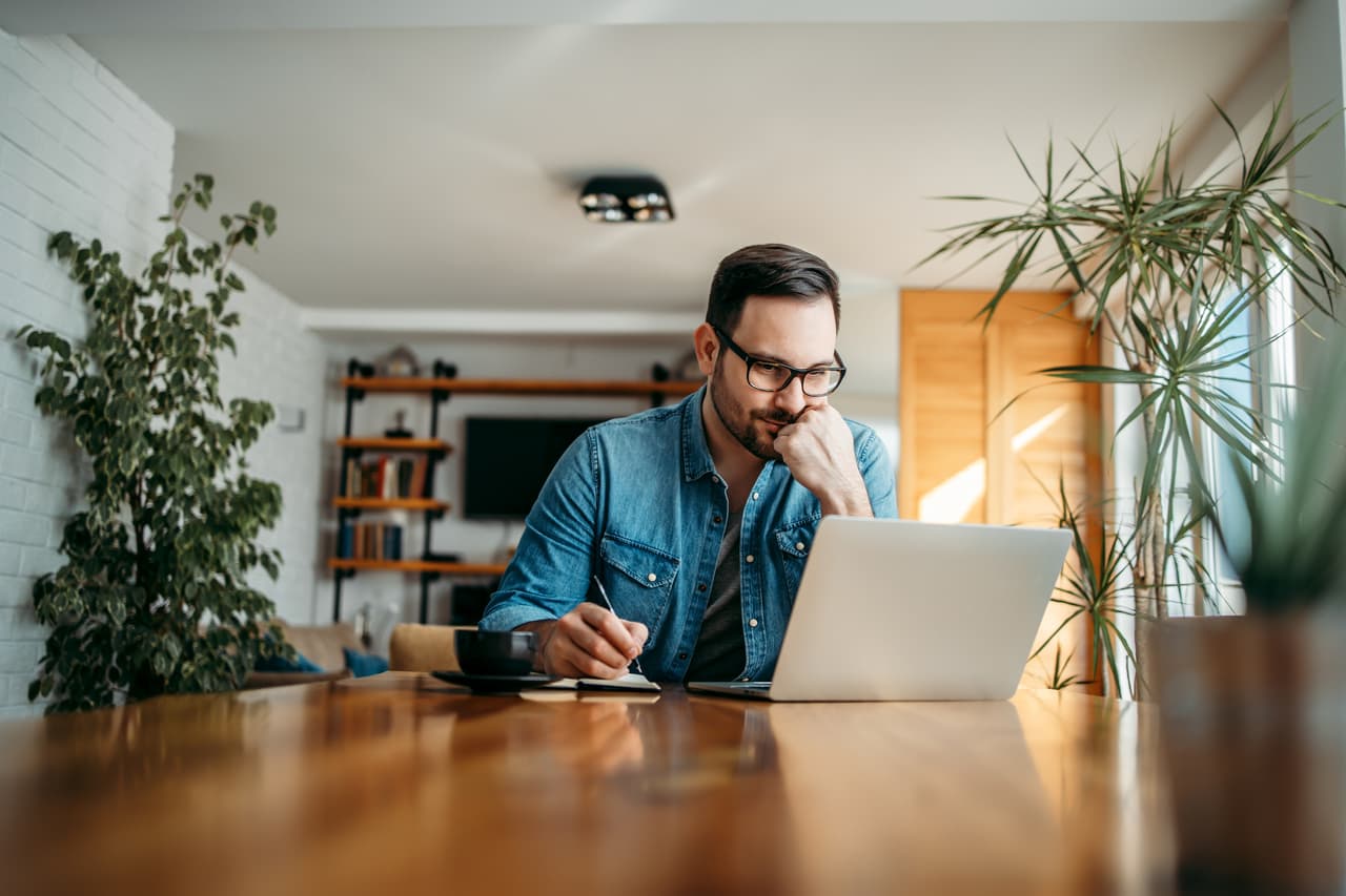 <b>2. Arquitecto de soluciones senior</b>
<br>
<br>Salario promedio: 136,906 dólares al año.
<br>
<br>Convierten los objetivos y requisitos comerciales de las compañías en productos y servicios. Los arquitectos de soluciones senior suelen supervisar a los desarrolladores y arquitectos junior. Los mejor pagados en este campo alcanzan los 173,000 dólares al año.
<br>