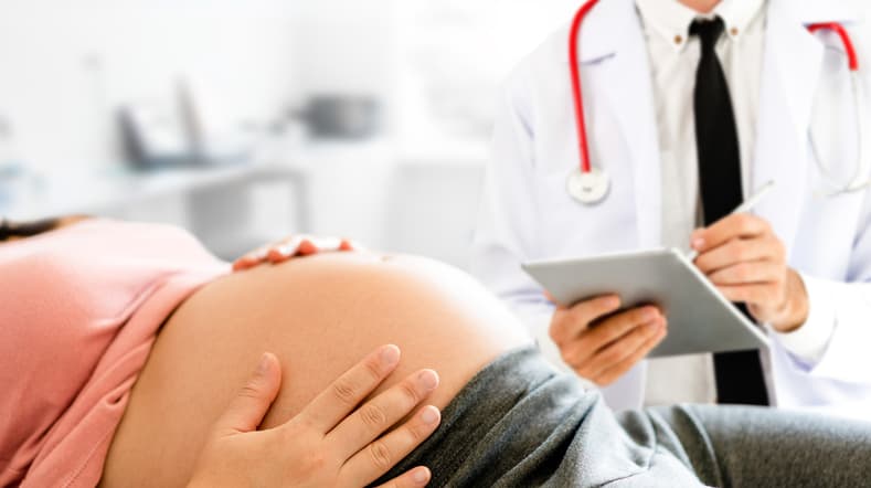 <b>Puesto 17. Obstetra-ginecólogo/a</b>. Salario promedio: 208,000. Tasa de desempleo: 0.4%. Son los médicos especializados en el bienestar físico de la mujer y en la salud reproductiva. Atienden el desarrollo de los embarazos y los partos o cesáreas, y diagnostican y tratan afecciones como el cáncer de cuello uterino. Se espera que esta ocupación aumente un 2% para 2028.