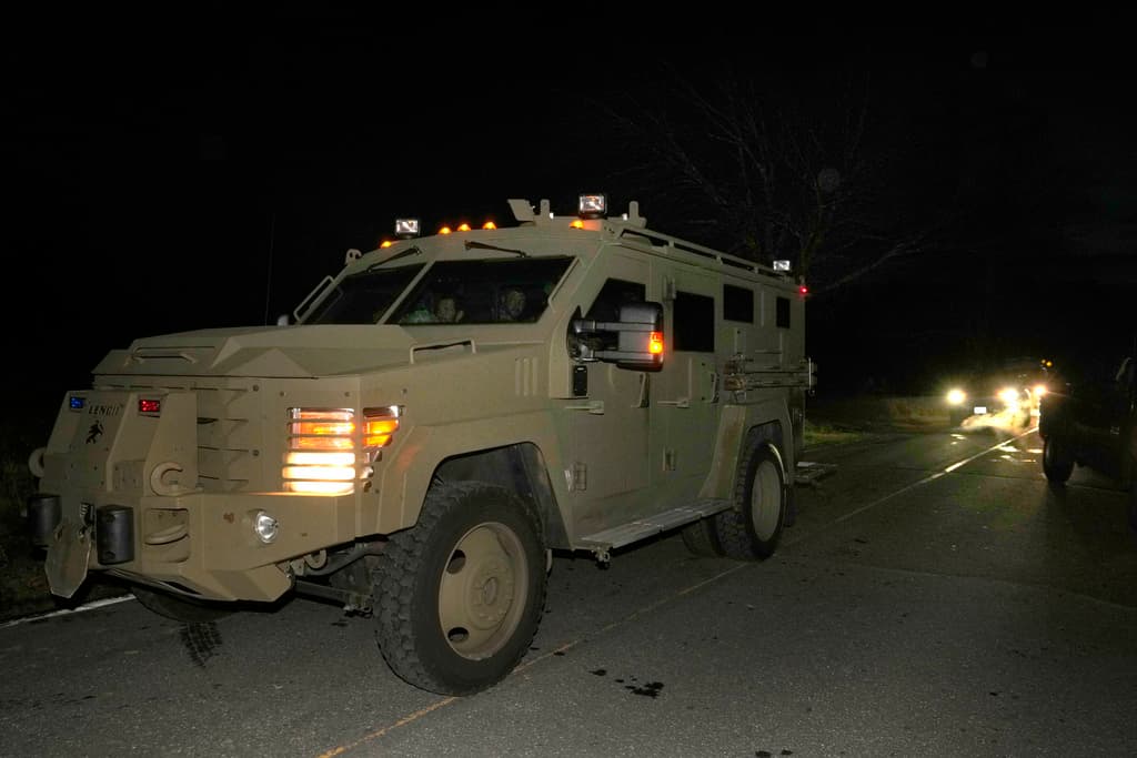 Este vehículo blindado fue parte de la movilización de las fuerzas del orden en la redada a la vivienda del sospechoso en Bowdoin, Maine.