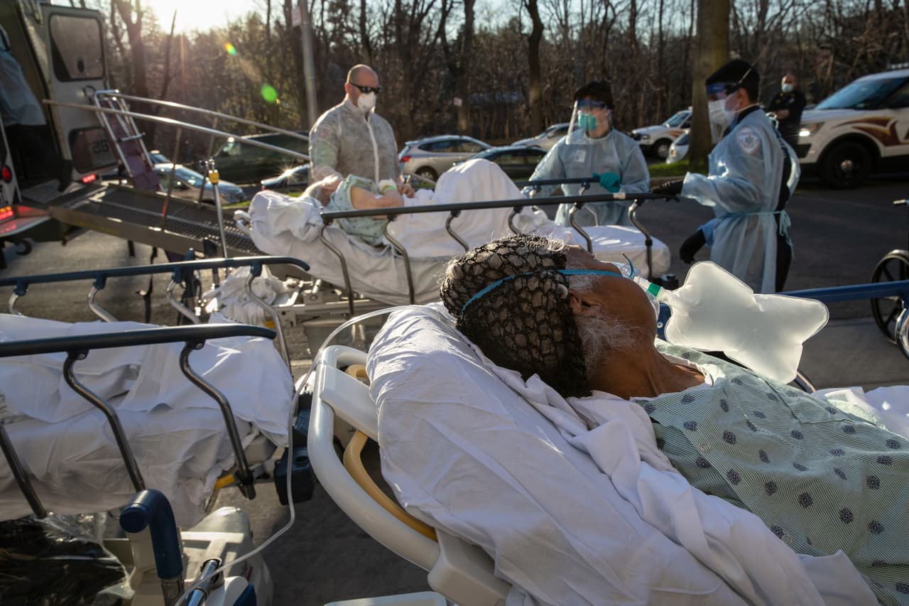 Un grupo de enfermos de covid-19 a su llegada al centro Médico Montefiore, en el Bronx. Estos traslados de pacientes fueron programados para descongestionar los hospitales que ya están a su máxima capacidad en Westchester y otras zonas de Nueva York.