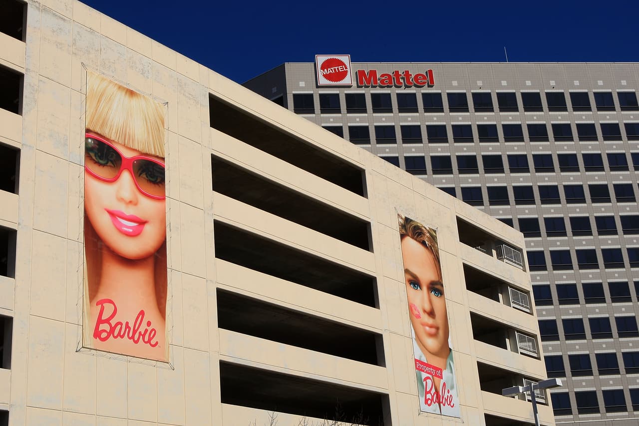 <h3 class="cms-H3-H3">11. Mattel</h3>
<br>
<br>La compañía Mattel, 
<b>productora de juguetes tan icónicos como Barbie, G. I. Joe o Hot Wheels</b>, se fundó en un garaje en el sur de California, en 1969. Harold Matson y Elliot Handler, los fundadores, usaron raspaduras de marcos para construir casas de muñecas.
<br>
<br>Las casas de muñecas se hicieron muy populares y terminaron vendiéndose mejor que sus marcos, por lo que centraron su atención en la industria del juguete. Mattel, Inc. es el fabricante de juguetes con las mayores ventas hasta la fecha.
<br>