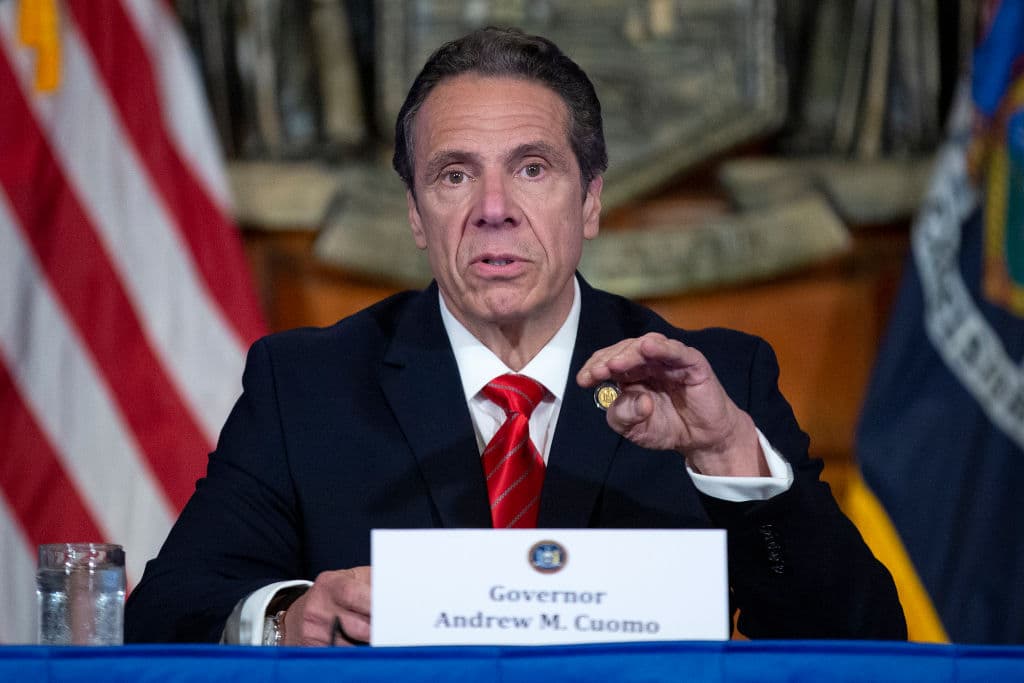 <b>2021: Andrew Cuomo</b> (demócrata) anunció su 
<a href="https://www.univision.com/noticias/politica/cuomo-acusaciones-acoso-sexual-disculpas-renuncia">renuncia al cargo de gobernador</a> 56 de Nueva York el martes, en medio de un escándalo de acoso sexual. La vicegobernadora 
<a href="https://www.univision.com/local/nueva-york-wxtv/politica-new-york/hochul-discurso-nueva-york-gobernadora">Kathy Hochul</a> lo sucederá.