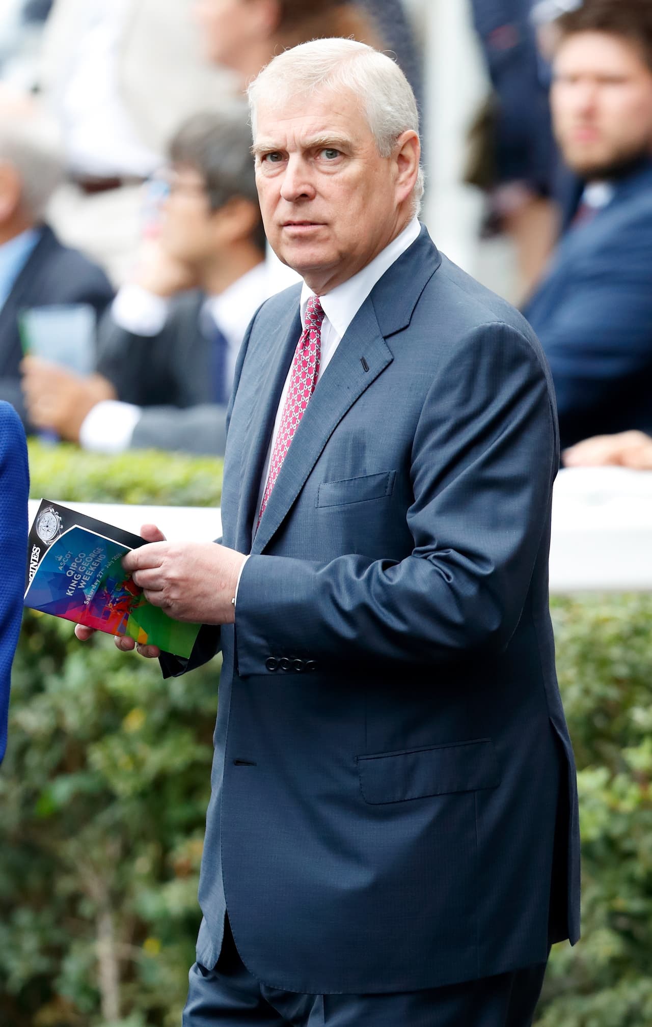 "Sabía que 
<b><a href="https://www.univision.com/famosos/reportan-que-el-principe-andrew-perdera-su-salario-tras-reunirse-con-la-reina-isabel-fotos" target="_blank">tenía que mantenerlo feliz</a></b>, porque es lo que Jeffrey y Ghislaine (Maxwell, la novia de Epstein) esperarían de mí", relató.
<br>