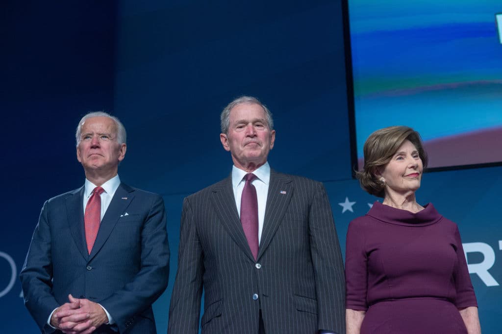 El expresidente 
<b>George W. Bush</b> fue de los primeros 
<b>líderes republicanos texanos</b> que reconocieron los resultados. Bush, que aparece en esta fotografía de 2018 con el hoy presidente electo Joe Biden y su esposa, Laura, ha mantenido un bajo perfil político aunque mantiene una importante influencia en el estado que gobernó entre 1995 y 2000. A 24 horas de que se conociera el resultado en Pensilvania, el 8 de noviembre, 
<a href="https://www.univision.com/local/dallas-kuvn/elecciones-estados-unidos-2020/george-w-bush-felicita-a-joe-biden-y-afirma-que-la-eleccion-fue-fundamentalmente-justa" target="_blank">Bush recalcó que las elecciones habían sido "fundamentalmente justas".</a>