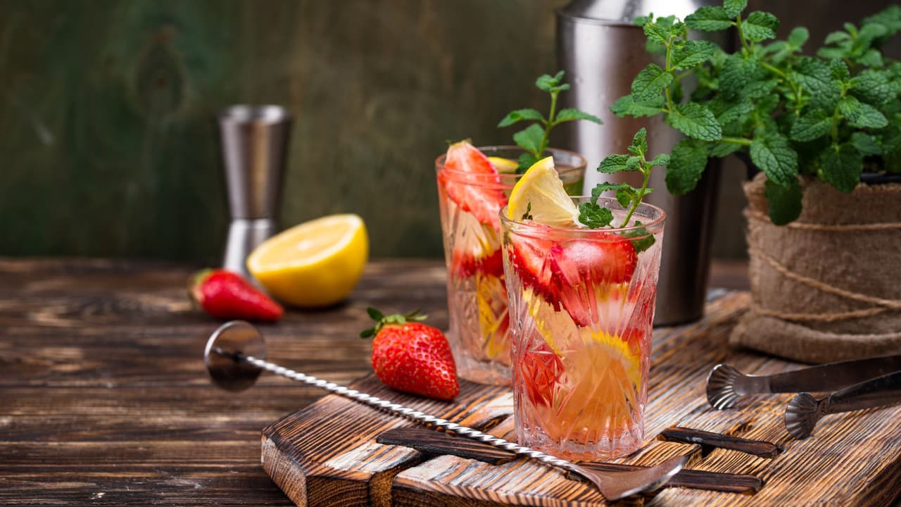 Receta de rosado espumoso, el coctel ideal para disfrutar entre amigos