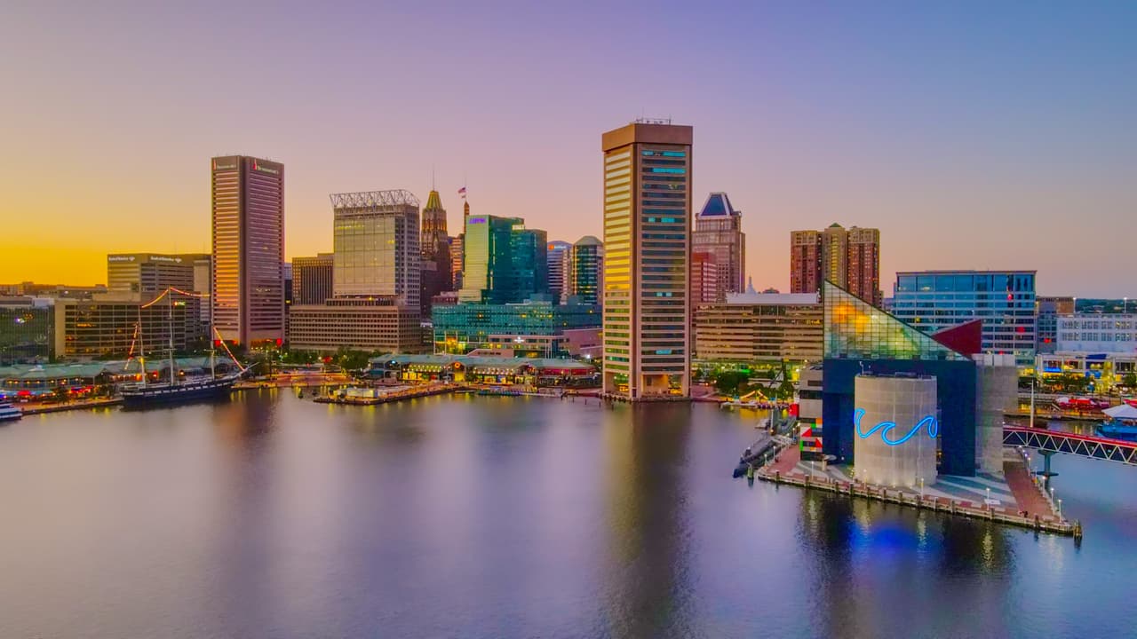 <h3 class="cms-H3-H3">6. Maryland</h3>
<br>
<br>🚧 
<b>Ofertas de trabajo para mayo de 2022: </b>7.7%
<br>
<br>🚧 
<b>Tasa de desempleo para mayo de 2022: </b>4.0%
<br>
<br>🚧 
<b>Aumento de ofertas laborales con respecto al año anterior: </b>+5.1%
<br>
<br>🚧
<b> Fuerza laboral: </b>3,203,076 personas.
<br>