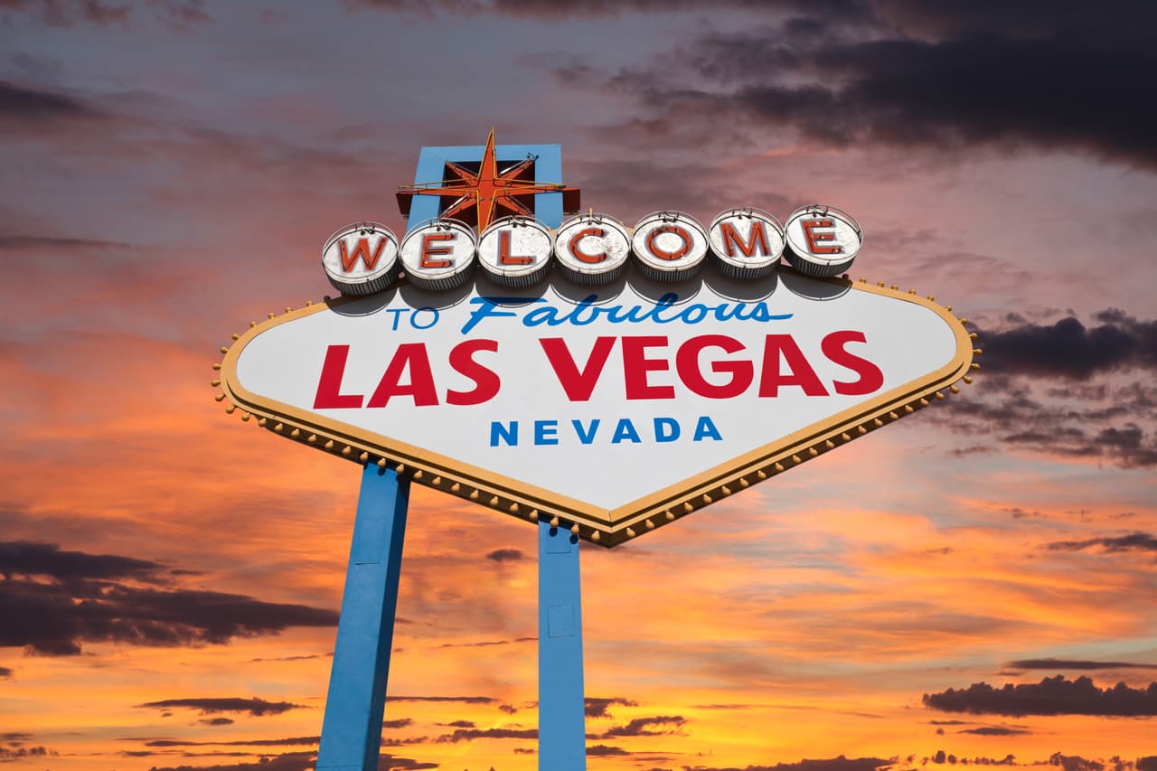 <b>Puesto 21. Las Vegas, Nevada</b>
<br>
<br>Población del área metropolitana: 2,182,004 habitantes.
<br>
<br>Precio promedio de la vivienda: 349,786 dólares.
<br>
<br>Salario promedio anual: 46,650 dólares.
<br>
<br>Migración neta entre 2015 y 2019: 6.15%.
<br>
<br>La ciudad ha recibido a un buen número de nuevos pobladores en los últimos años, muchos atraídos por su potente industria turística. La pandemia de covid-19 golpeó severamente esta rama de la economía, pero Las Vegas ya va rumbo a recuperarse.
<br>