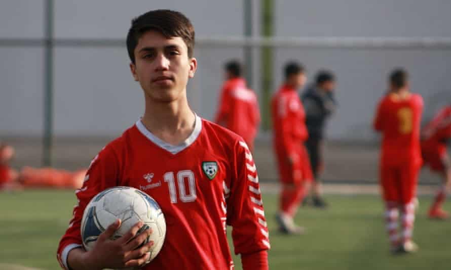 Un futbolista juvenil afgano murió al caer de un avión militar estadounidense