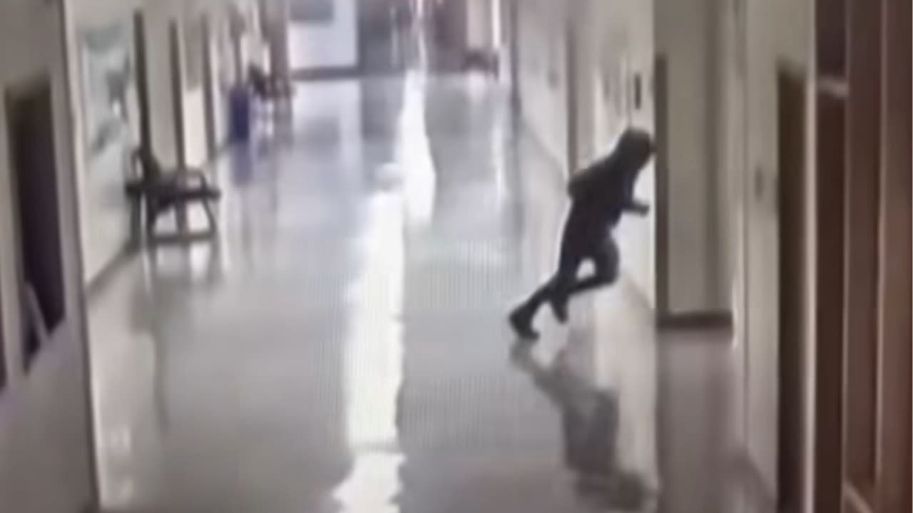 El reloj marca la 1:03 de la tarde. 
<b>Unos 25 segundos después de que todo comenzó</b>, el joven con la capucha huye 
<b>por el mismo lugar por donde entró al pasillo. </b>Saldo: Cinco personas heridas.