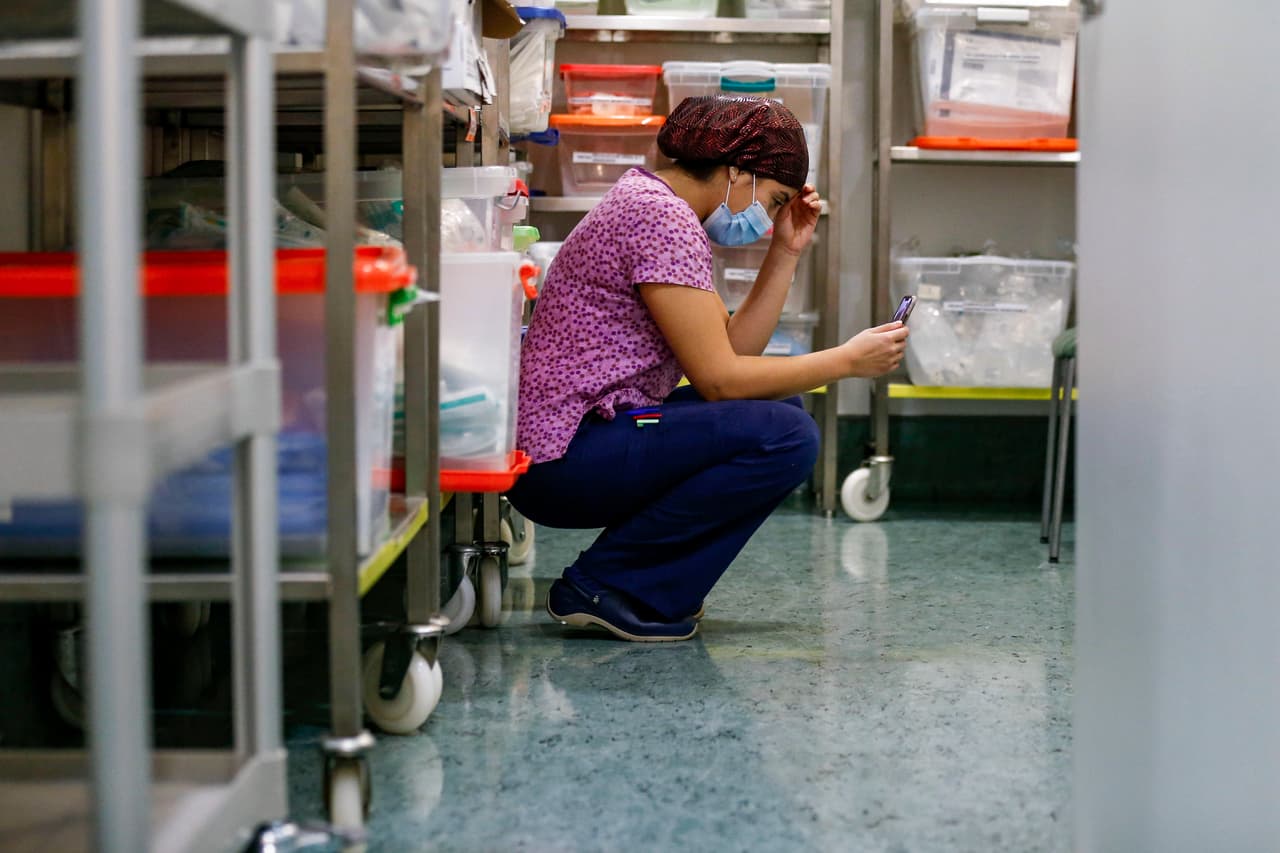 Barbara Salazar, una enfermera de la unidad de cuidados intensivos de un hospital de Santiago, Chile, después de atender a un paciente infectado con covid-19 el 6 de mayo. “A lo largo de mi carrera, las enfermeras han sido relegadas a un rol secundario y a veces nos describen como médicos asistentes. Muchos no se dan cuenta de que la enfermería y la medicina son profesiones completamente diferentes, con diferentes propósitos”, agregó Neal-Boylan.
<br>