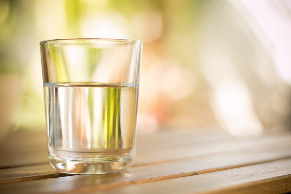 Para que funcione bien, asegúrate de elegir un vaso traslúcido, que no esté dañado o lastimado, sin rayaduras y por supuesto, que no esté roto o cuarteado de alguna parte. Debe estar perfectamente limpio y sin huellas digitales, así que es mejor que uses guantes para que no dejes rastro tuyo en él.