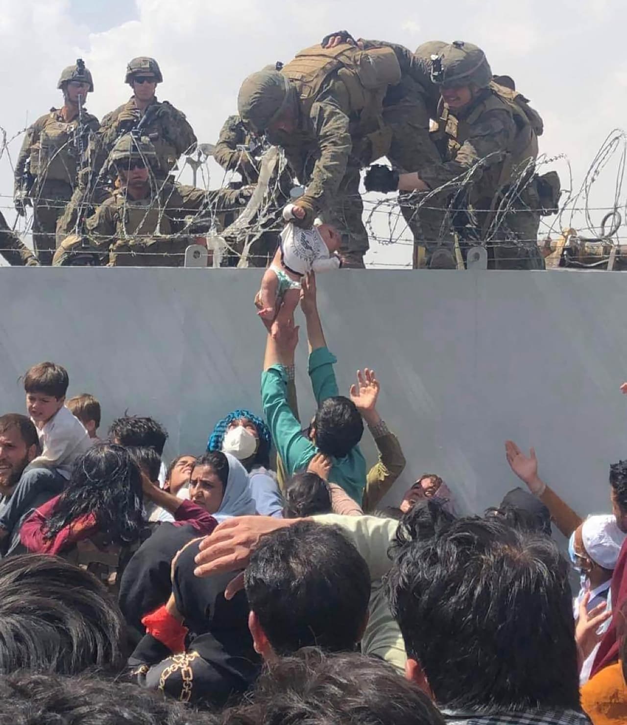 <b>Caos en Kabul.</b>
<br>
<br>La retirada de Estados Unidos de Afganistán significó el fin de la guerra más larga de la historia del país, pero 
<a href="https://www.univision.com/noticias/politica/biden-defiende-retirada-eeuu-de-afganistan-en-mensaje-en-casa-blanca"><u>fue un final caótico y accidentado</u></a>.
<br>
<br>La inminente retoma de Kabul del 
<a href="https://www.univision.com/temas/taliban"><u>Talibán</u></a> obligó a Estados Unidos a hacer una operativo de evacuación sin precedentes, interrumpido por un 
<a href="https://www.univision.com/noticias/mundo/claves-ataques-aeropuerto-kabul"><u>mortífero ataque terrorista</u></a> que quitó la vida a 13 soldados estadounidenses y a muchos otros afganos. En esta fotografía del 20 de agosto, un activista de derechos humanos intenta que un soldado estadounidense lleve a un a un niño dentro del aeropuerto principal de Kabul, centro del operativo de evacuación.
<br>
<br>
<a href="https://www.univision.com/noticias/mundo/historia-guerra-afganistan-estados-unidos-fotografias-fotos"><u>Vea aquí la guerra de Estados Unidos contra el Talibán en 20 fotografías</u></a>
<br>