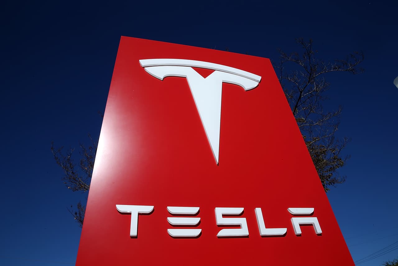 <b>¿A qué se debe esta mudanza? </b>
<br>
<br>California tiene leyes laborales más estrictas y costos de vida e impuestos más altos que otros estados. 
<br>
<br>
<a href="https://www.forbes.com/sites/adammillsap/2021/08/27/businesses-are-fleeing-california-along-with-its-residents-and-president-biden-should-pay-attention/?sh=49a6222e2327" target="_blank">De acuerdo con Forbes</a>, California tiene algunos de los impuestos más altos del país. La Tax Foundation clasifica al estado en el puesto 49 en su clasificación estatal sobre el clima fiscal para las empresas.