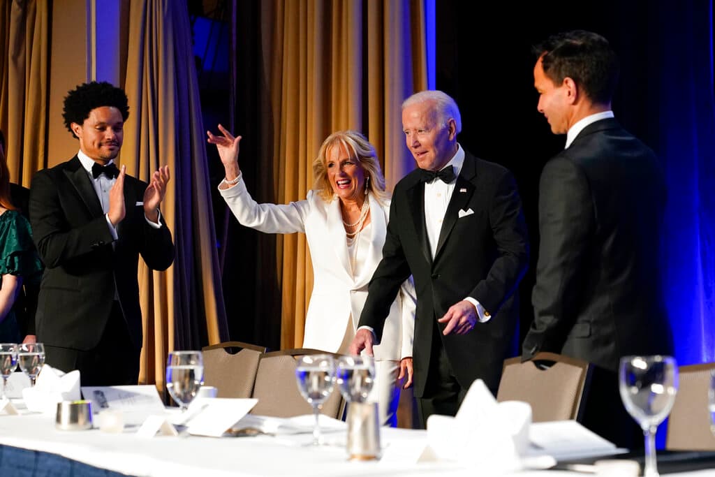 Además de los discursos de Biden y del 
<a href="https://www.univision.com/shows/al-punto/trump-tiene-que-darse-cuenta-de-que-sus-palabras-importan-dice-trevor-noah-a-jorge-ramos-video">comediante Trevor Noah</a>, el evento, que duró varias horas, incluyó videos de escenas cómicas del presentador de programas de entrevistas James Corden, el comediante Bill Eichner e incluso el propio Biden.
