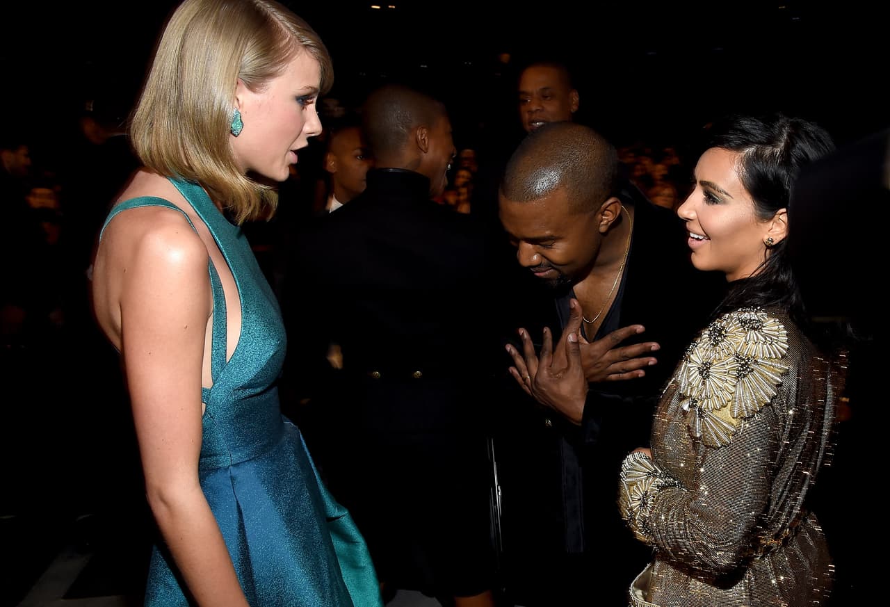 Pero ¿qué ven nuestros ojos? Una reverencia por parte de Kanye. Una tierna sonrisa de Kim Kardashian. Es el fin de los tiempos. No, no se trata de un montaje de Photoshop. Ese momentó sucedió y fue en 2015 durante los GRAMMY.