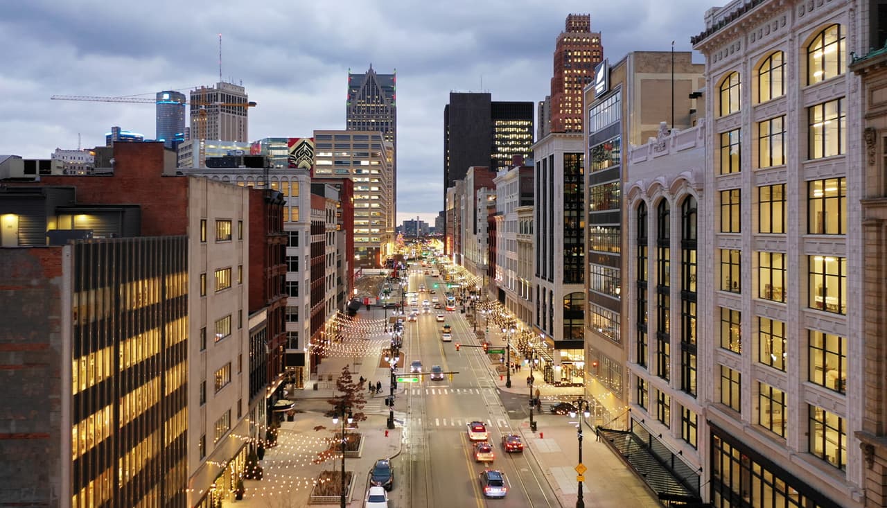 <b>Detroit, Michigan |</b> El precio promedio de una casa es de $249,900 y el 57.4% de las viviendas disponibles en Detroit son asequibles.
<br>
<br>Conocida por ser la cuna de la industria automotriz del país que se vino abajo con la Gran Recesión. Sin embargo, en los pasados años ha recuperado parte de su brillo. Aquí se puede conseguir una casa de tres habitaciones en el barrio Grosse Point Woods por $200,000.