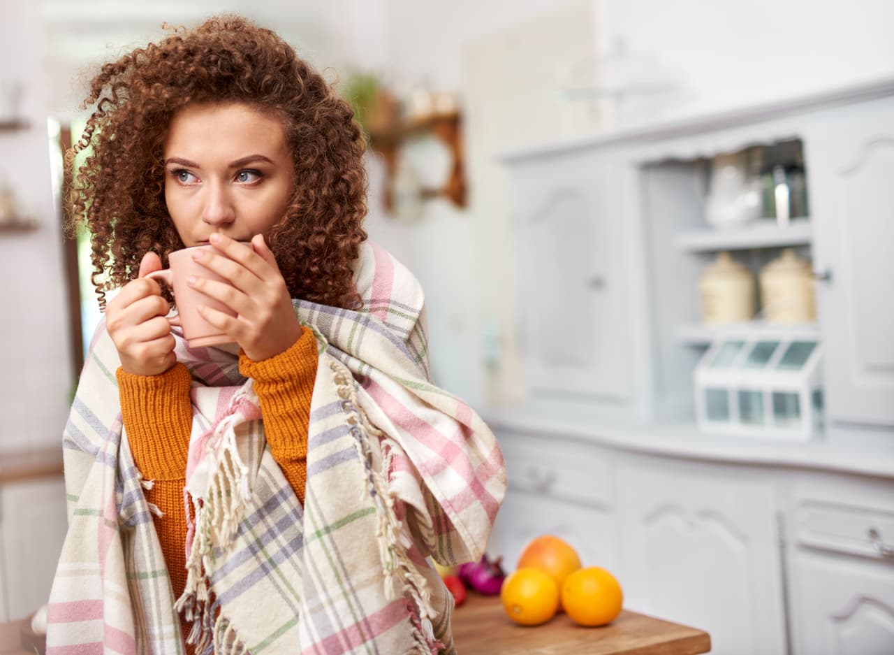 <b>Quédese en casa:</b> las personas que están levemente enfermas por el coronavirus deben aislarse en casa durante su enfermedad. No deben realizar ninguna actividad fuera de su hogar, excepto recibir atención médica. 
<a href="https://www.univision.com/noticias/salud/12-recomendaciones-a-seguir-si-tienes-que-estar-en-cuarentena-para-evitar-el-coronavirus-fotos-fotos">Vea aquí las 12 recomendaciones a seguir si tiene que estar en cuarentena para evitar el coronavirus </a>