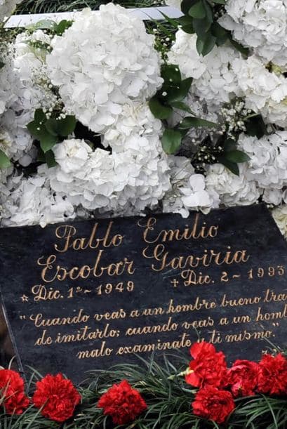 La lápida anterior tenía el epitafio: 'Si te cruzas con un hombre bueno detente y trata de imitarlo. Si te cruzas con un hombre malo detente e interrógate a ti mismo'. Ahora los hermanos sólo optaron por colocar su nombre, fecha de nacimiento y muerte.