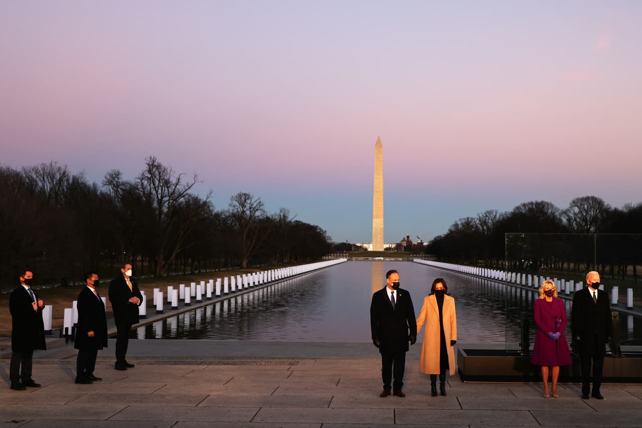 <b>Trump deja el cargo con más de 400,000 fallecidos por el covid-19.</b> Joe Biden y Kamala Harris rindieron homenaje a las víctimas de la pandemia la noche antes de su juramentación, en una ciudad militarizada por las medidas de seguridad que dejó el asalto al Capitolio. Trump decidió que no irá a la juramentación de su sucesor y partirá a Florida en la mañana del 20 de enero, horas antes del fin de su mandato.
