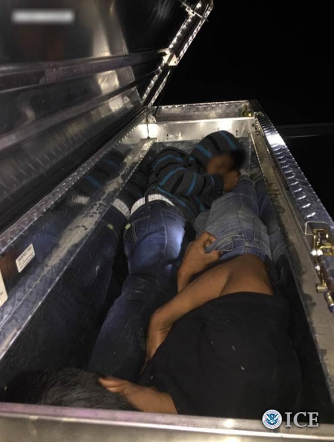 Los inmigrantes se exponen a condiciones del tiempo extremos en los que el encierro en pequeños compartimientos ponen en riesgo sus vidas.
