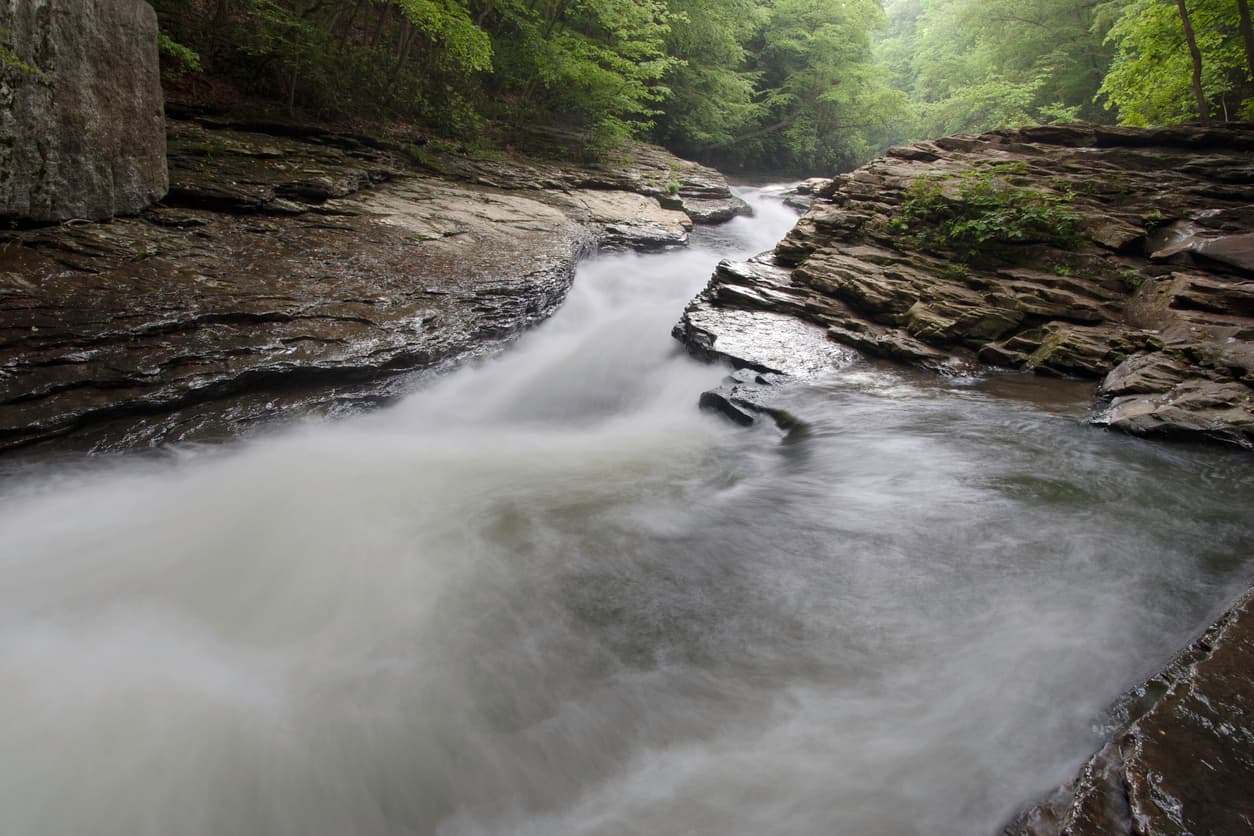 <b>Pennsylvania.</b>
<br>
<br>El arroyo 
<a href="https://ohiopyle.org/meadow-run-natural-waterslides-area/" target="_blank">Meadow Run (Medow Run Creek), en el Parque Estatal Ohiopyle</a>, tiene suelos de roca arenisca que forman un tobogán de agua natural curvo y de rápido movimiento que termina en una profunda piscina de agua. El área está rodeada de formaciones rocosas cubiertas de musgo y zonas para realizar caminatas. 
<br>