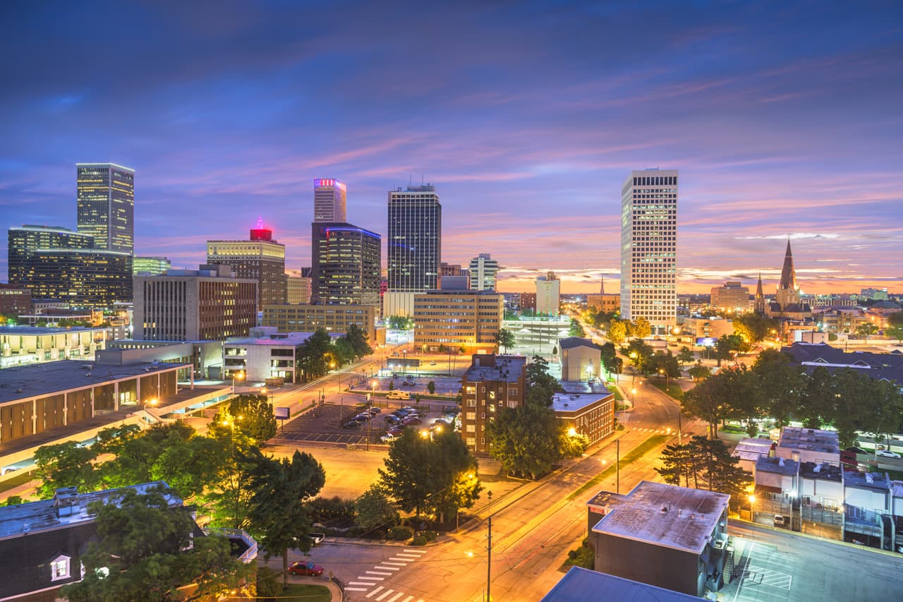 <b>Oklahoma.</b> El estado recomienda que se eviten los viajes no esenciales. Cualquier persona que regrese de un país al que se le hayan impuesto restricciones de viaje debe ponerse en cuarentena durante 14 días al llegar. En este estado hay 469 contagios de covid-19 por cada 100,000 habitantes.