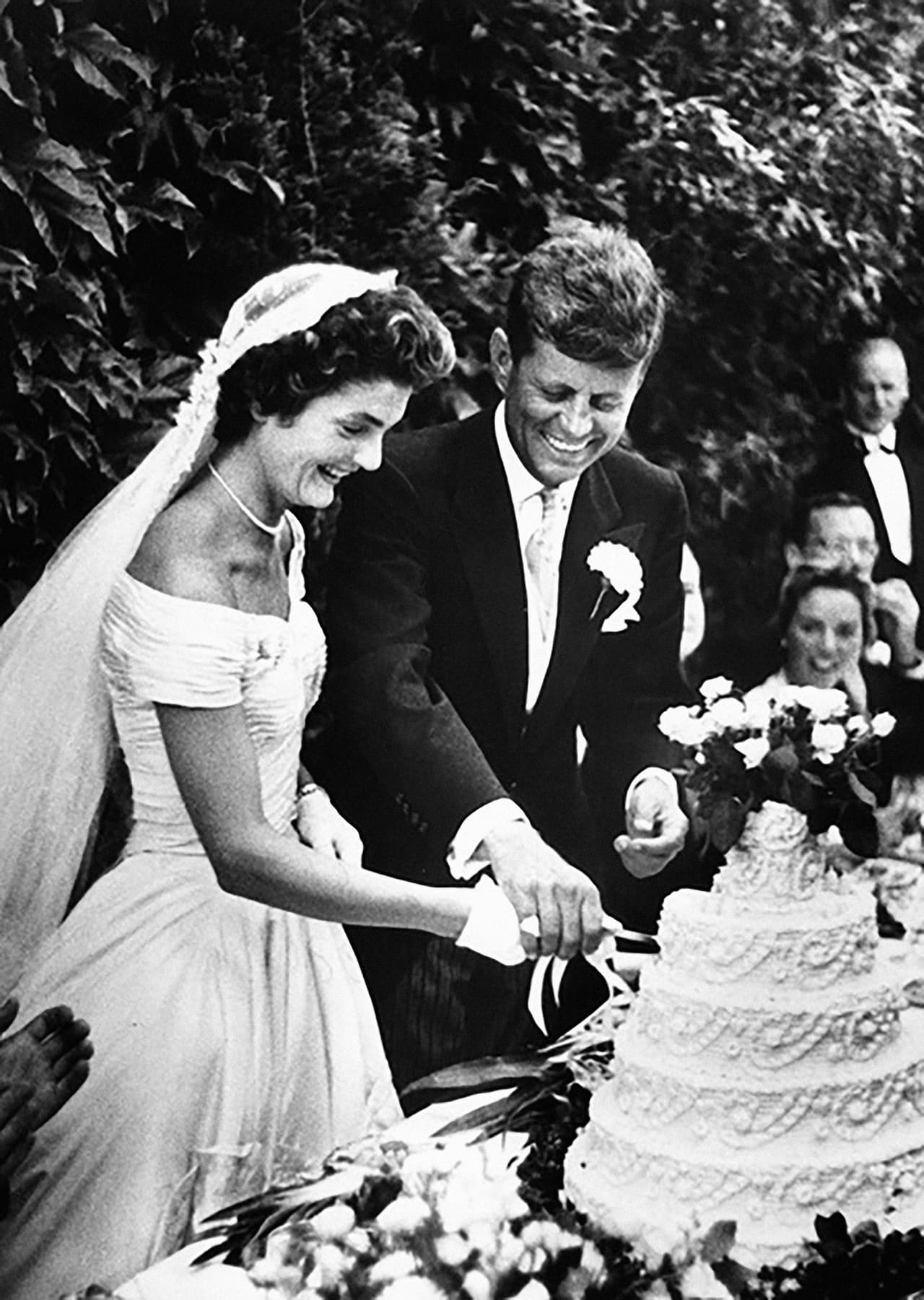 El 12 de septiembre de 1953 se casó con Jacqueline Lee Bouvier. En esa época, mientras se recuperaba de una recaída en sus problemas de la columna escribió ‘Perfiles de Coraje’, un libro premiado con el Pulitzer en 1957. En 1946, JFK aún soltero, había sido electo representante por su estado natal, Massachusetts, y en 1952 logró la elección al Senado.