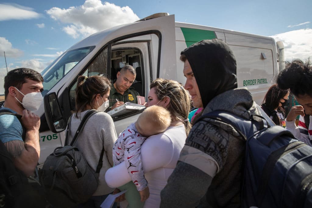 Una familia cubana esperando ser transportada a un centro de procesamiento en la frontera con EEUU.