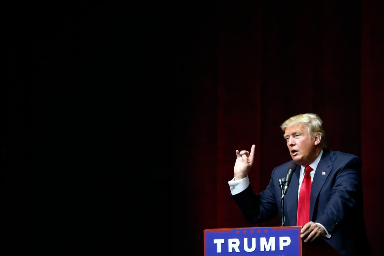 Trump apunta a los seguidores de Sanders y dice estar abierto a subir el salario mínimo