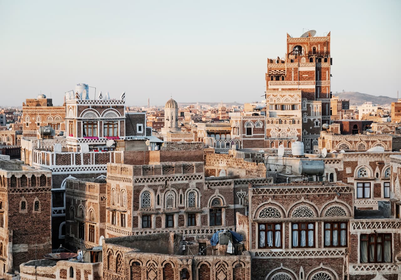 <h3 class="cms-H3-H3">8. Yemen</h3>
<br>
<br>🔴 
<b>Ejecuciones en 2021:</b> Al menos 14. 
<br>
<br>🔴 
<b>Delitos que se castigan con la pena de muerte: </b>Yemen es uno de los países que mantiene las ejecuciones públicas y aplica la ley sharia o islámica, que castiga con la pena capital la homosexualidad, el adulterio y la indecencia pública. 
<br>
<br>🔴 
<b>Métodos de ejecución:</b> Fusilamiento, pero también se permite la lapidación, la horca y la decapitación. 
<br>