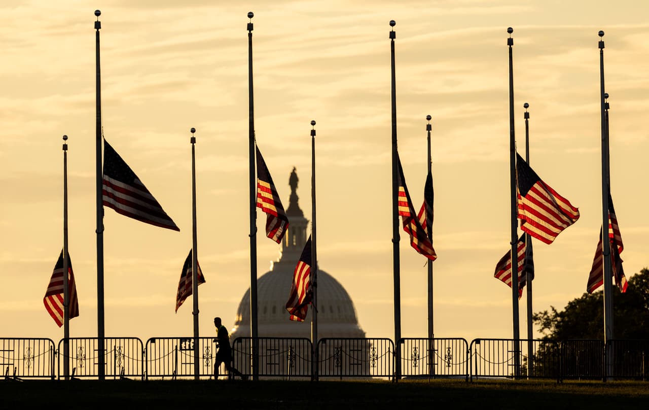 Banderas estadounidenses 
<b>ondean a media asta en respuesta al tiroteo masivo de San José, en la base del Monumento a Washington en el National Mall</b>, por órdenes del presidente 
<a href="https://www.univision.com/temas/joe-biden">Joe Biden</a>. 
<br>