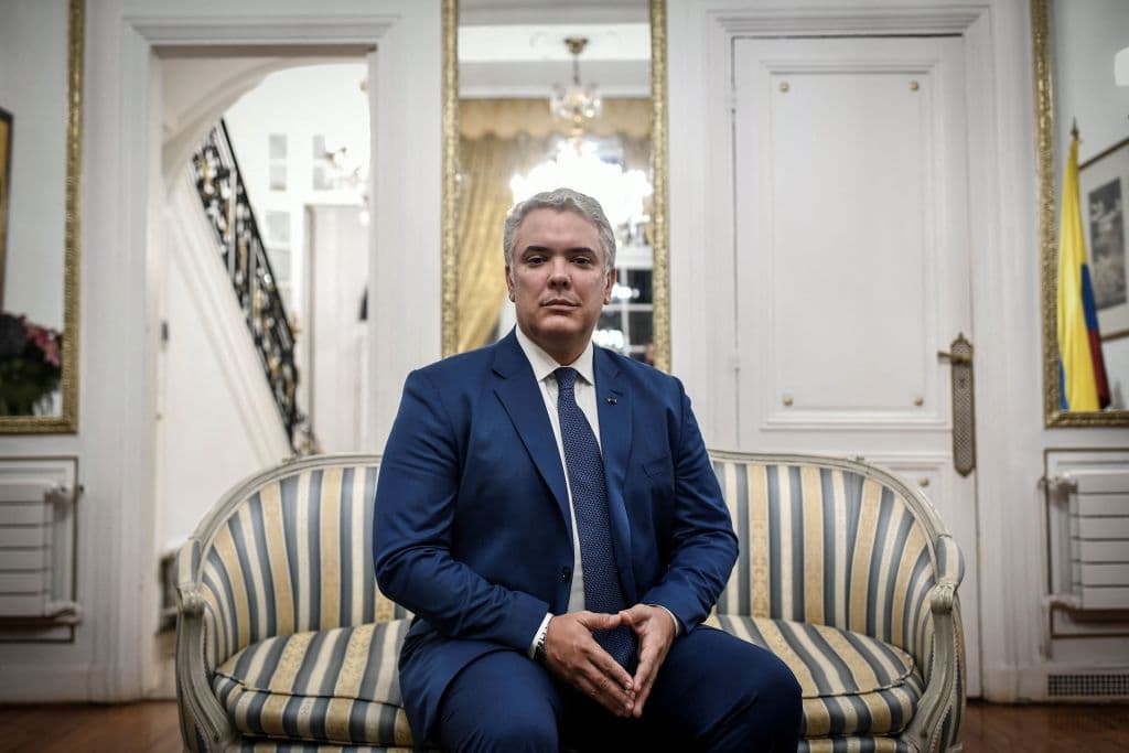 Aunque 
<a href="https://www.univision.com/noticias/america-latina/gustavo-petro-gana-colombia-cambios-america-latina-eeuu">Iván Duque (derecha) finalizó su período como presidente de Colombia</a> el pasado 7 de agosto, con una popularidad interna muy baja y serios conflictos de orden social y económico, 40% de los encuestados le dieron una valoración positiva, siendo el tercero mejor calificado, por detrás de Lacalle y Boric. En una pregunta aparte, la encuesta consulta la opinión sobre el 
<a href="https://www.univision.com/noticias/america-latina/gustavo-petro-toma-posesion-este-domingo-primer-presidente-izquierda-colombia">nuevo presidente, el izquierdista Gustavo Petro</a>: 17% expresa una opinión muy favorable, 33% favorable, 24% algo favorable, 20% muy desfavorable y 6% no opina.
