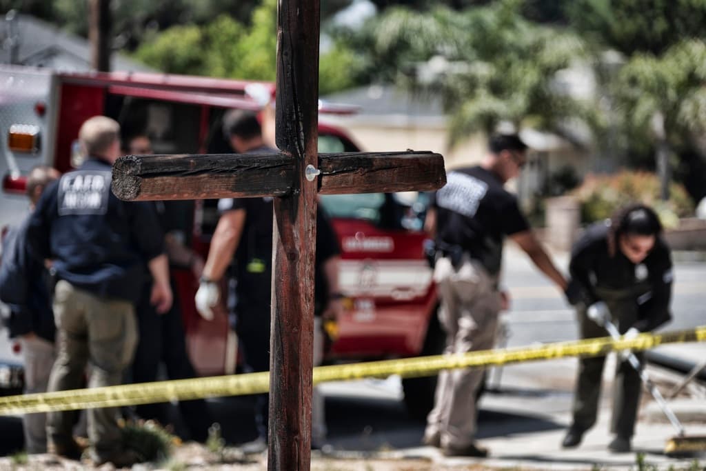 El acceso a los predios de la iglesia en Sylmar estuvo controlado este jueves como parte de la investigación.