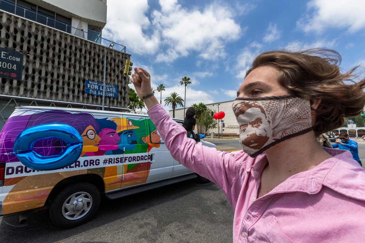 La decisión del máximo tribunal, de 5-4 a favor de mantener el programa, dictaminó que el gobierno de 
<a href="https://www.univision.com/temas/donald-trump">Donald Trump</a> no puede proceder a poner fin a 
<b>DACA</b>