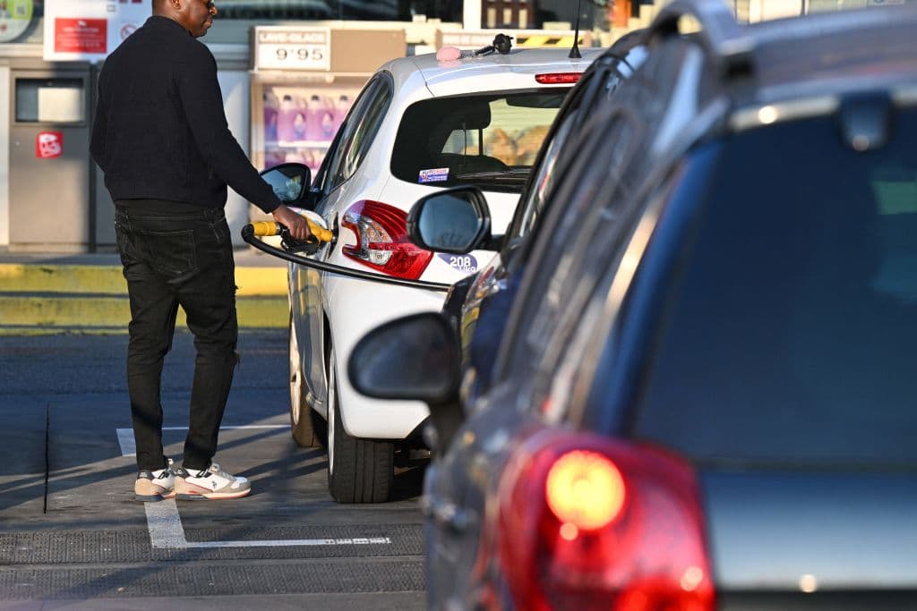 CNN reportó el miércoles que la mayoría de las estaciones de gasolina están tratando de mantenerse “justo por debajo de esa marca, incluso si eso significa cobrar $3.999”.