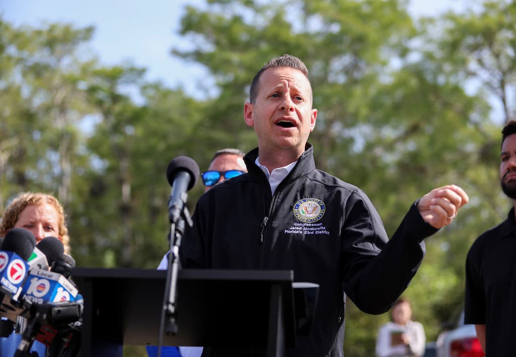 El 
<b>congresista Jared Moskowitz</b> habla frente al centro de detención de migrantes conocido como 
<a href="https://www.univision.com/local/orlando-wven/dreamer-es-enviado-a-alligator-alcatraz-abogado-denuncia-condiciones-inhumanas">Alcatraz de los Caimanes</a> durante una conferencia de prensa previa a una visita de inspección al Centro de Entrenamiento y Transición Dade-Collier. Tras el recorrido, Moskowitz señaló que los legisladores observaron diferencias notables entre las áreas destinadas al personal y las de los detenidos, destacando que mientras los empleados cuentan con espacios climatizados y comidas completas, los migrantes permanecen en condiciones precarias y bajo un calor extremo.