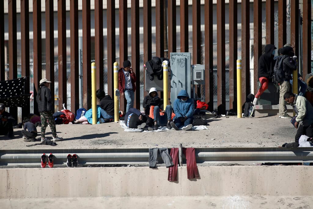 La administración de Biden está considerando reactivar la detención de familias migrantes que cruzan la frontera ilegalmente, según reportes