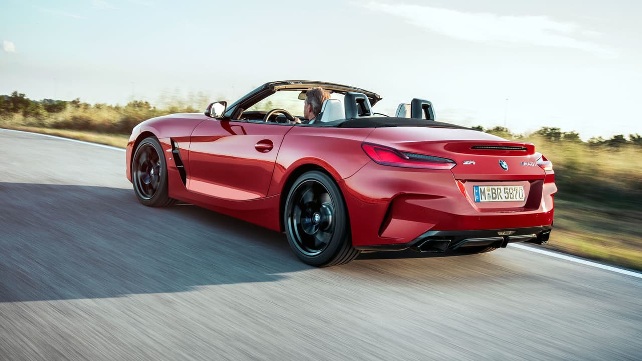 BMW mostró específicamente la versión '
<b>Z4 M40i First Edition</b>' que será fabricada en producción limitada aunque BMW no ha dicho a cuantas unidades. EL Z4 M40i First Edition estará disponible únicamente en el color 'naranja congelado metalizado'.