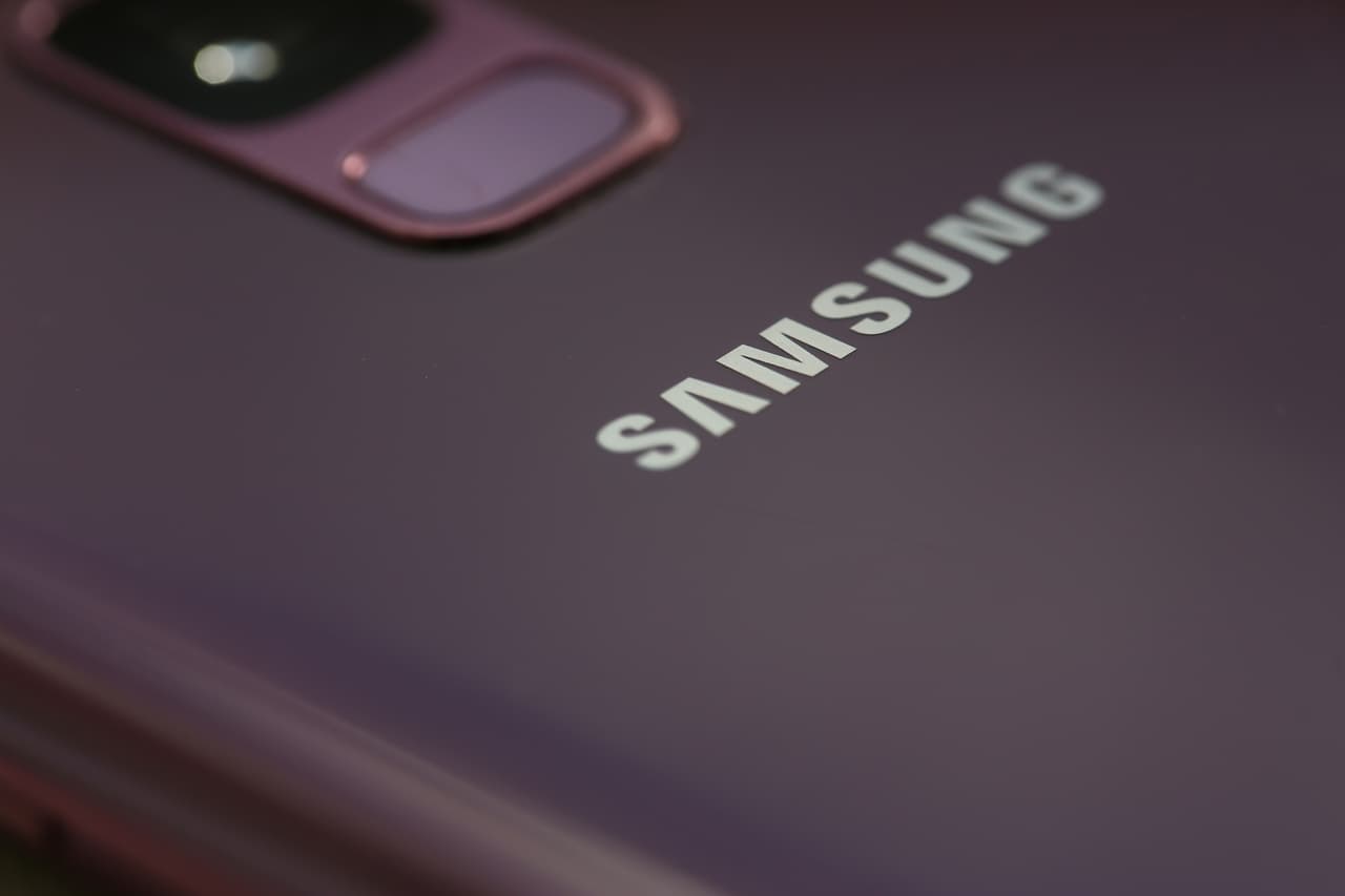 <b>Puesto 15. Samsung Electronics</b>
<br>
<br>Localización: China.
<br>
<br>Área: tecnología.
<br>
<br>Capitalización de mercado: 431,000 millones de dólares.
<br>
<br>Las empresas tecnológicas tienen en 2021 la mayor capitalización del mercado, por encima del sector energético. 
<br>