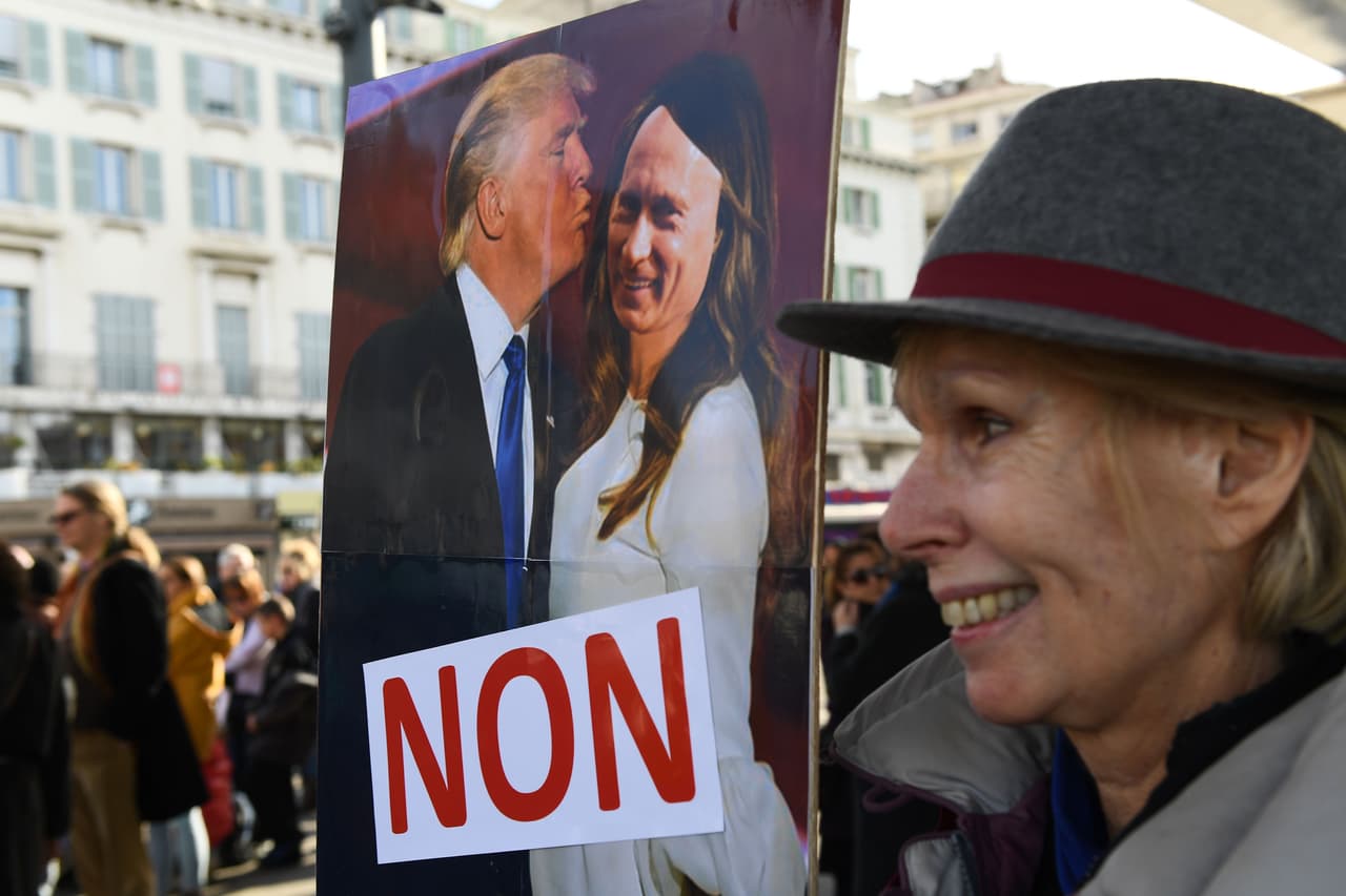 MARSELLA, FRANCIA.- 
<b>No. </b>El día de la toma de posesión de Trump y al día siguiente hubo protestas en varias ciudades de EEUU y el mundo. En este caso, en Francia una manifestante muestra un cartel con Trump besando a Putin con cuerpo de mujer y la palabra "No" durante la 
<b><a href="http://www.univision.com/temas/la-marcha-de-las-mujeres" target="_blank">Marcha de las Mujeres</a></b> del 21 de enero pasado.