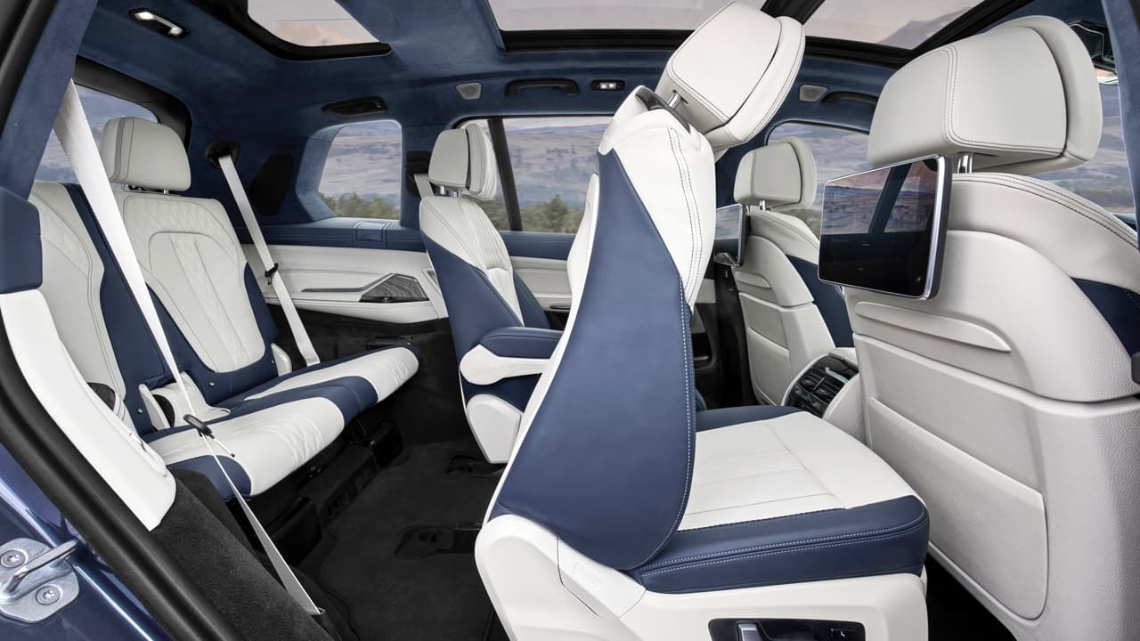 La opción en relación a asientos consiste en elegir butacas independientes para la segunda fila de asientos lo cual se da capacidad de seis pasajeros a la BMW X7, o un banco se asientos central lo cual aumenta la capacidad a 
<b>7 pasajeros</b>.
