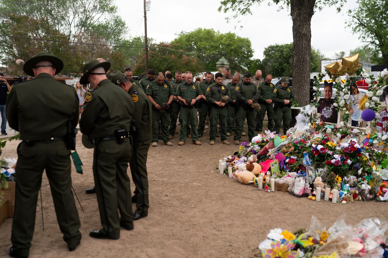 Agentes de la Patrulla Fronteriza visitan un monumento a las víctimas de la Escuela Primaria Robb en Uvalde, Texas. La familia de los García hizo una recaudación en Go Fund Me, en donde lograron juntar más de 2.7 millones de dólares. 
<br> 
<br>