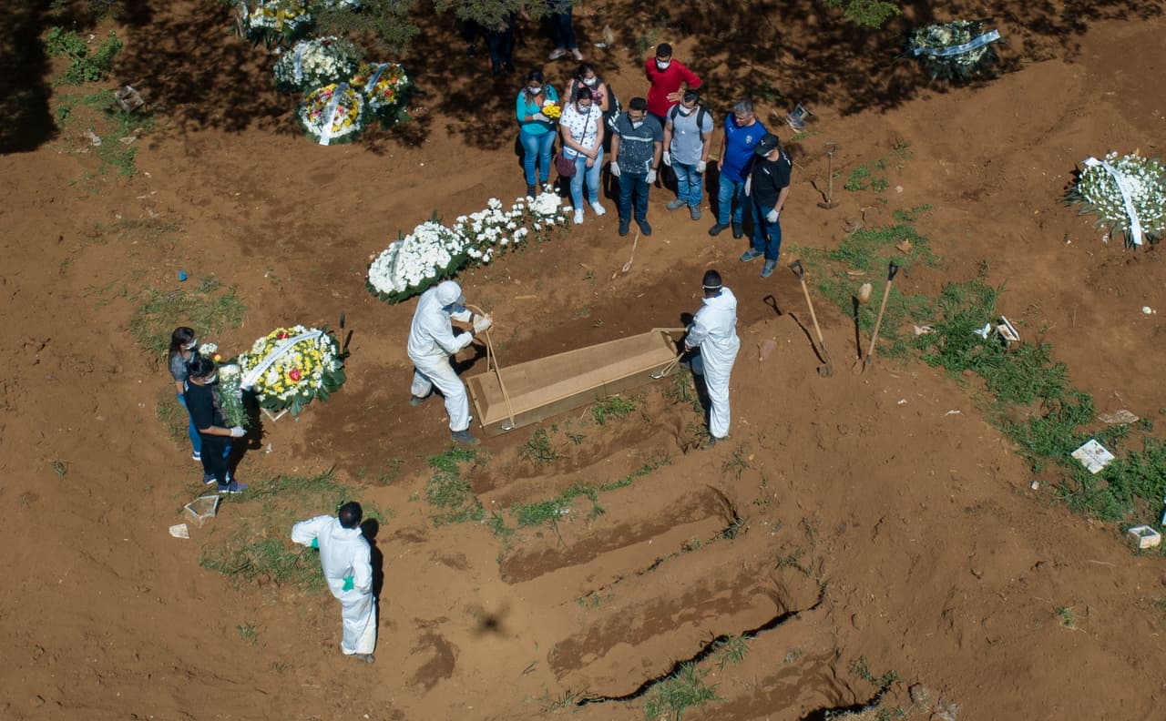 <b>El covid 19 se propaga en América Latina (1 de abril).</b> El funeral de una víctima de la pandemia en el cementerio de Vila Formosa de sao Paulo, cuando ya Brasil superaba los 7,000 casos y más de 250 muertes. El 26 de febrero funcionarios de salud brasileños informaron que un hombre de São Paulo de 61 años que había regresado de un viaje a Italia dio positivo por el 
<a href="https://www.univision.com/temas/coronavirus">coronavirus</a>, fue el primer reporte de la región. 
<a href="https://www.univision.com/noticias/salud/mapa-actualizado-del-coronavirus-cifras-de-casos-confirmados-y-fallecidos">Vea nuestro mapa actualizado del coronavirus: cifras de casos confirmados y fallecidos </a>