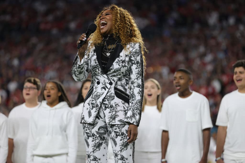 Más temprano, 
<b>Yolanda Adams</b> fue la encargada de abrir el show del Super Bowl 54 en el estadio Hard Rock de Miami.