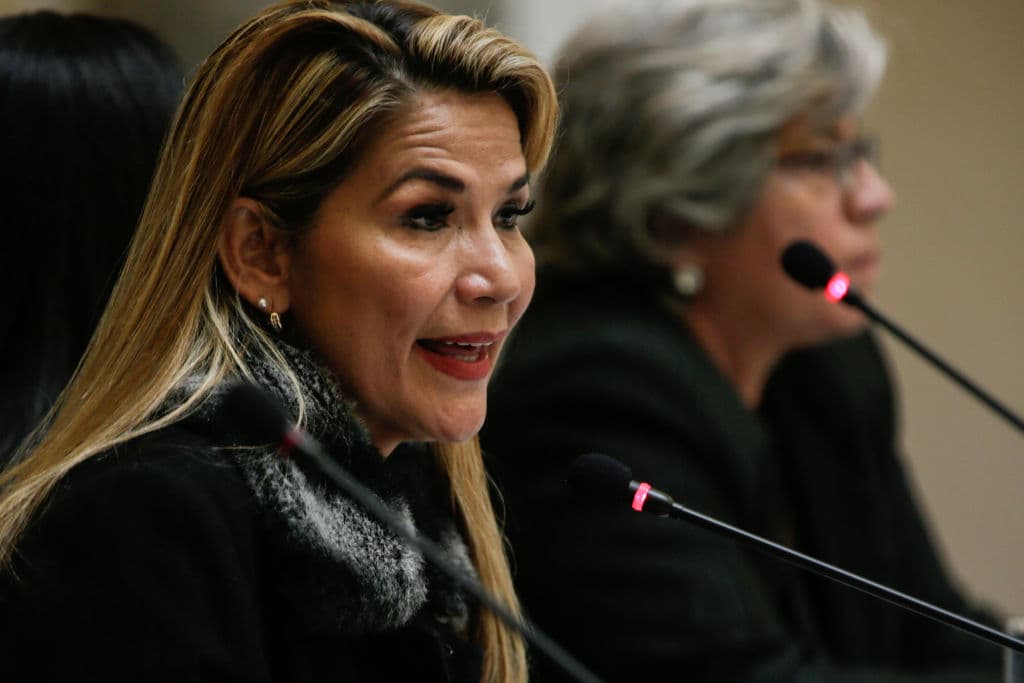 Detienen a la ex presidenta interina de Bolivia Jeanine Áñez por presunto golpe de Estado a Evo Morales
