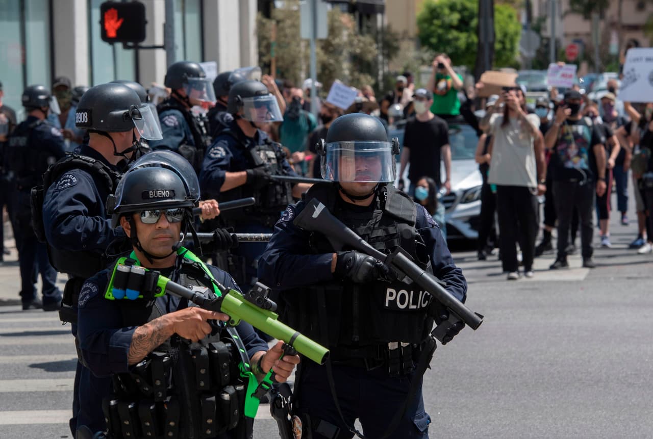 En video: Un estudio reciente de la organización Médicos por los Derechos Humanos reveló el uso sistemático de la violencia por parte de la policía estadounidense. Este video se reseña el análisis que determinó el uso indiscriminado de proyectiles y de balas de goma por parte de las autoridades durante las protestas raciales entre mayo y julio.
<br>